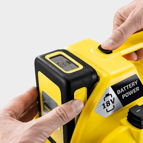 Removing the 18 V battery from the wet and dry vacuum cleaner