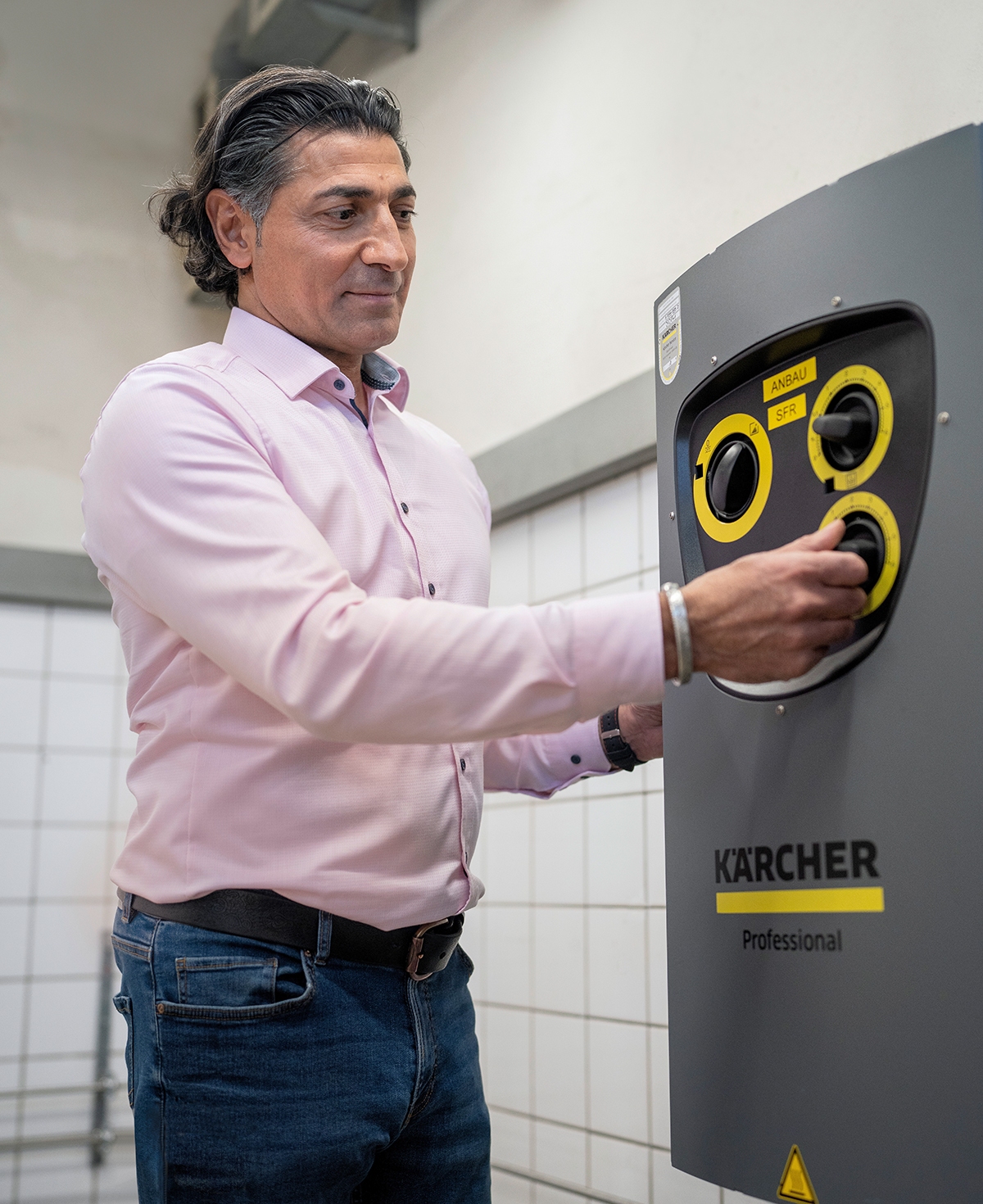 Gültekin Pischmann working on the high pressure cleaner