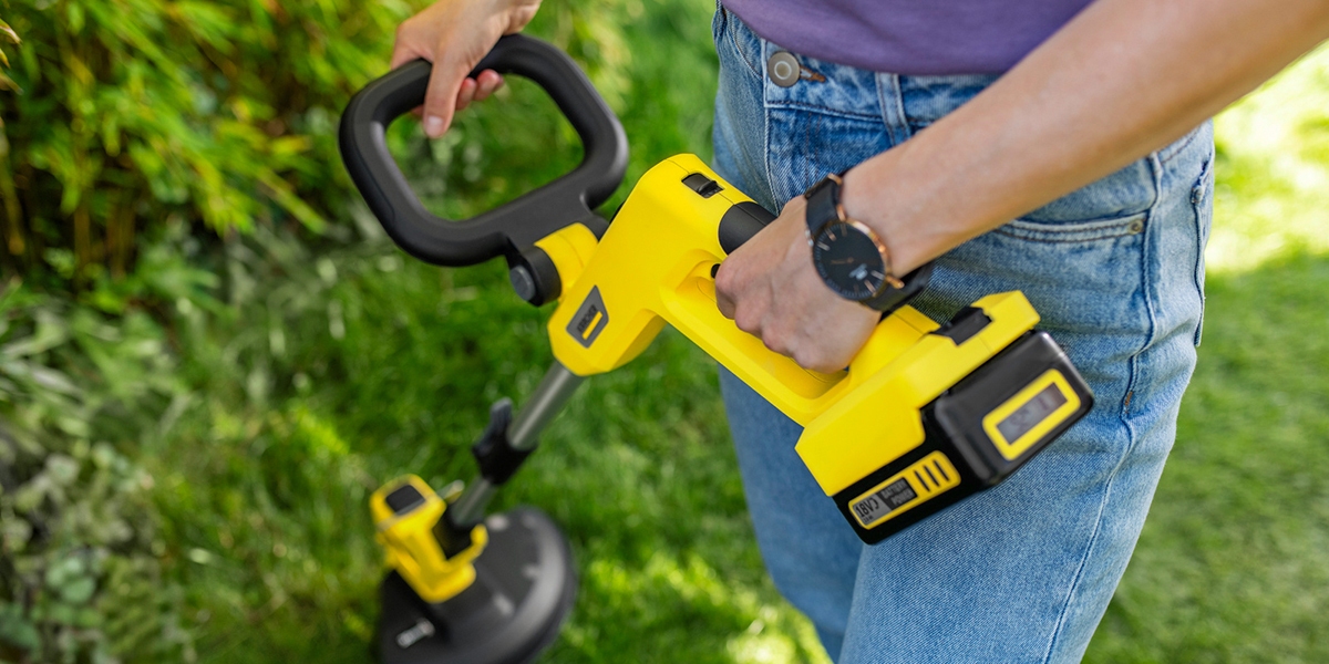 Person using the lightweight Kärcher battery lawn trimmer