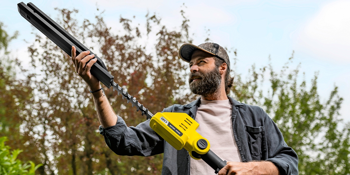 Person using the blade guard on the Kärcher battery pole hedge trimmer