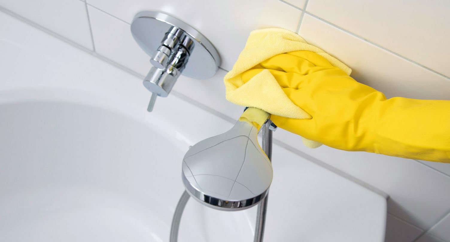 Drying the bathtub with a microfibre cloth Drying the bathtub with a Kärcher microfibre cloth