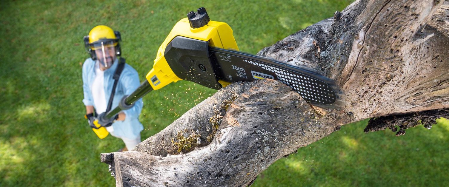 Cutting a tree with Kärcher tips