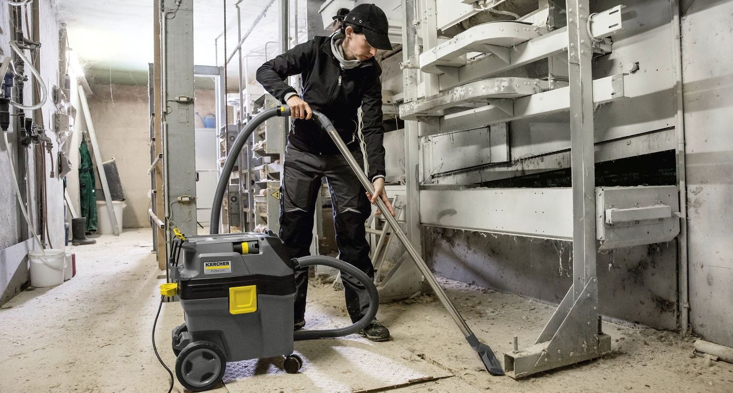 Floor cleaning in poultry farming with a wet/dry vacuum cleaner