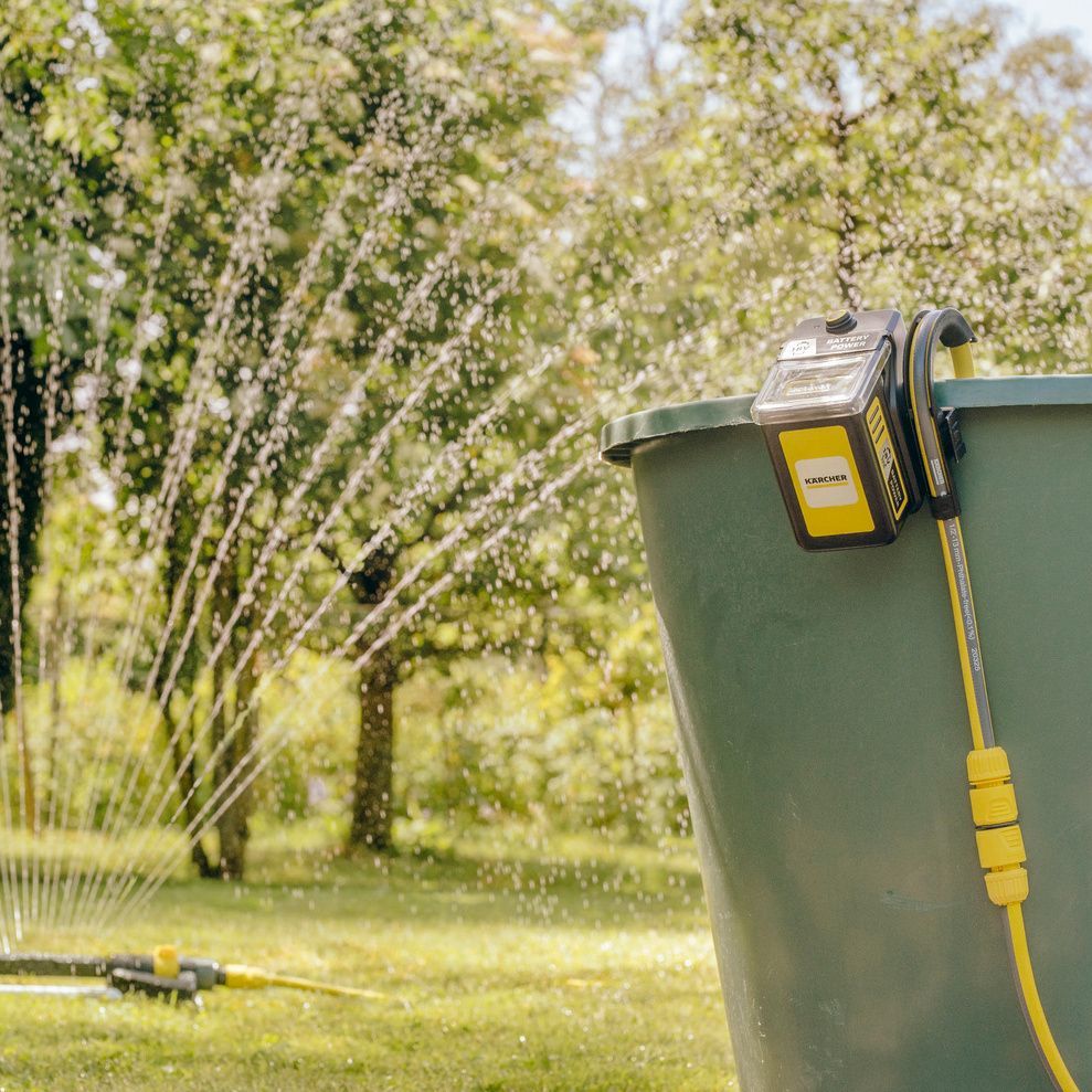 Watering with the battery barrel pump Watering with the battery barrel pump