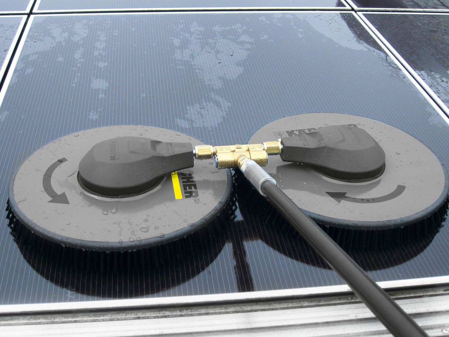 Brush attachment with two disc brushes