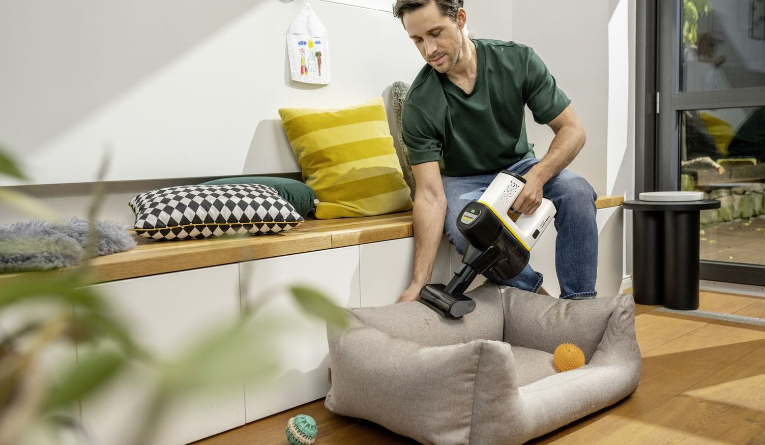 Intermediate cleaning of a pet bed Intermediate cleaning of a pet bed with Kärcher vacuum cleaner