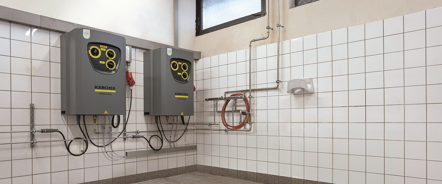 Wall mounted high pressure cleaners