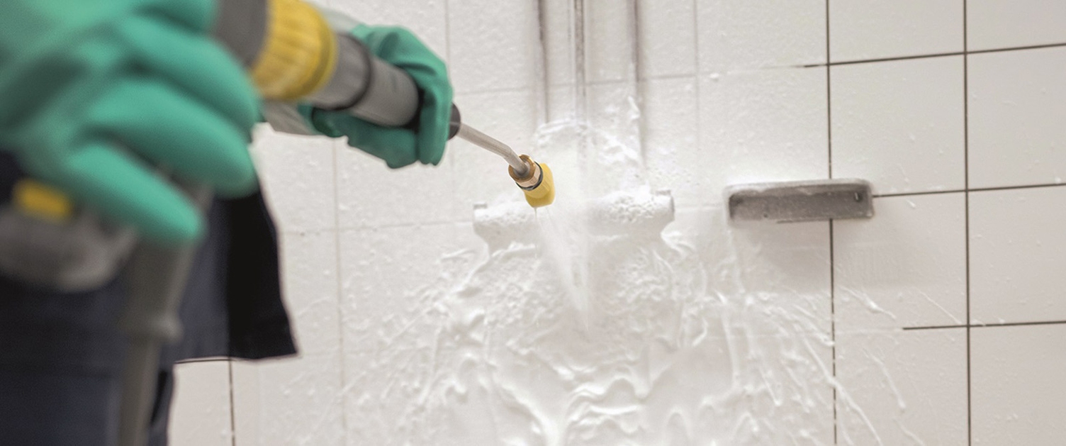 Cleaning showers with foam jet for high-pressure cleaners