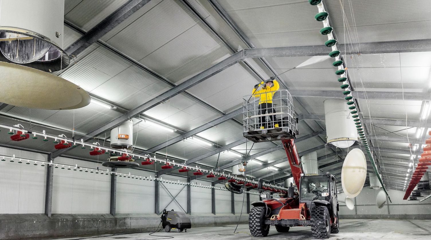 Cleaning the ceiling in chicken coops with high pressure cleaners