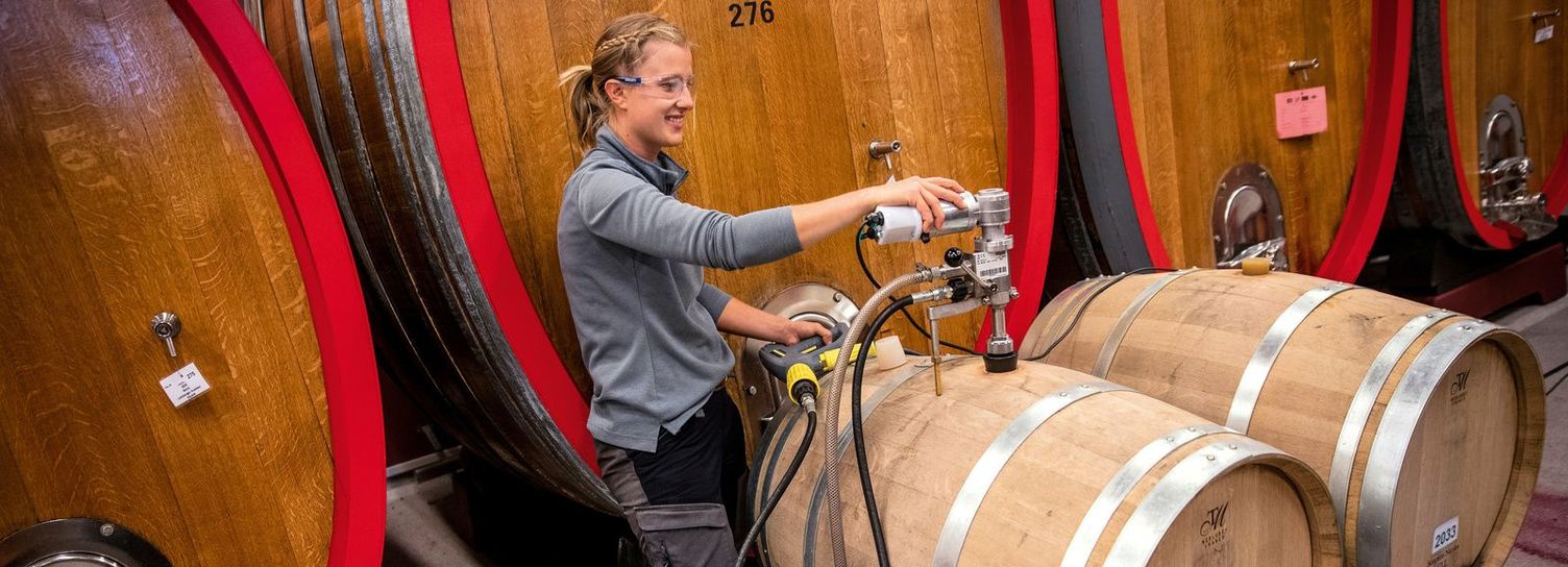 Wooden barrel cleaning using a Kärcher barrel cleaner