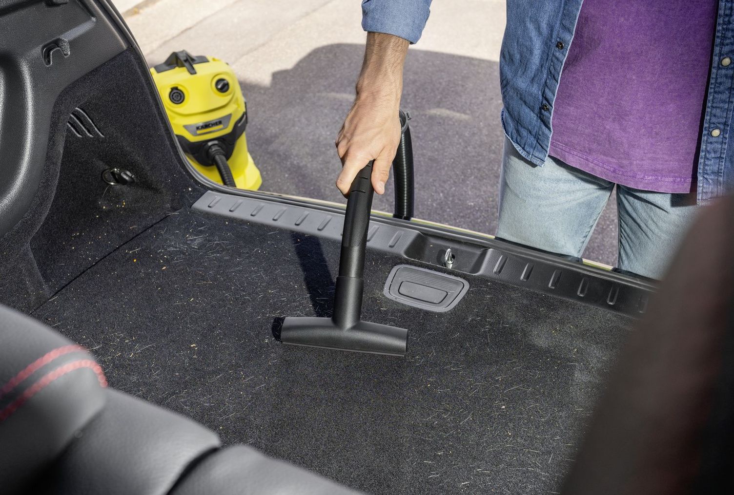 Dog hair in the boot You can remove dog hair from the boot with a Kärcher wet and dry vacuum cleaner