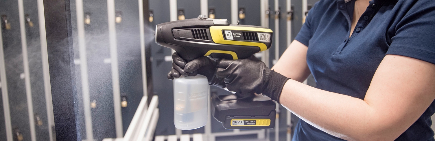 Desinfecting a changing room with a spray unit