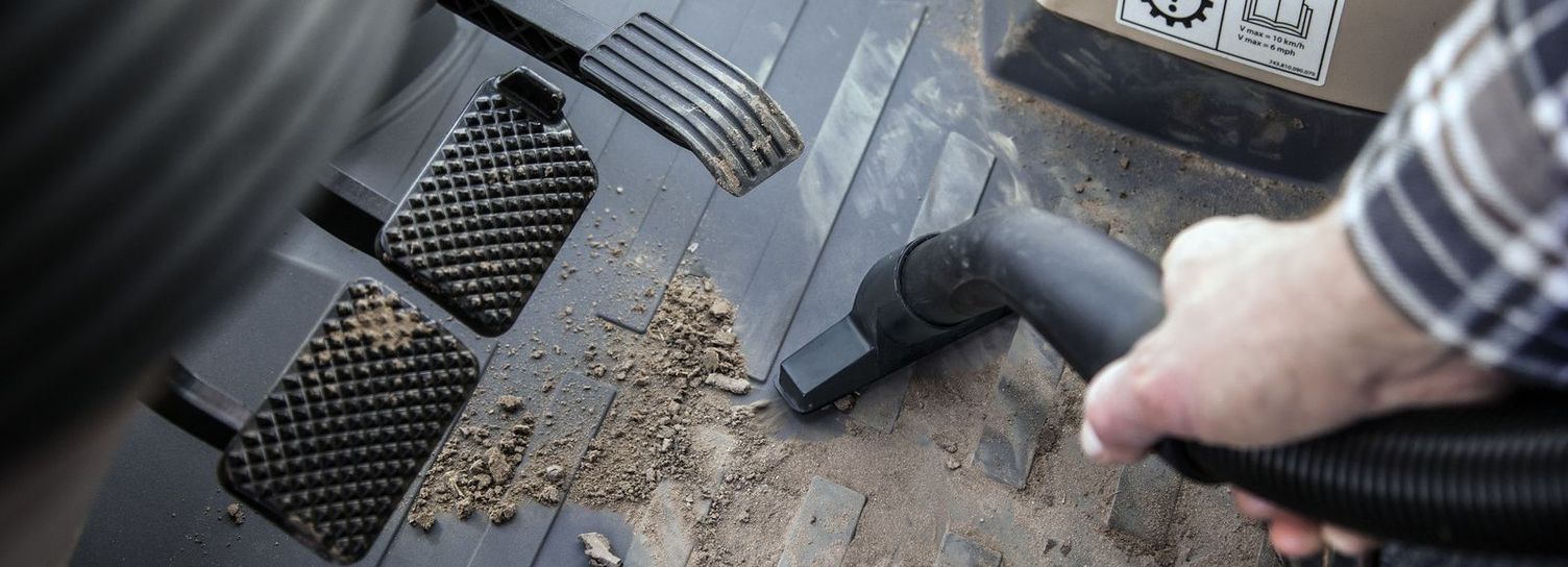 Cleaning inside the cab with a Kärcher vacuum cleaner