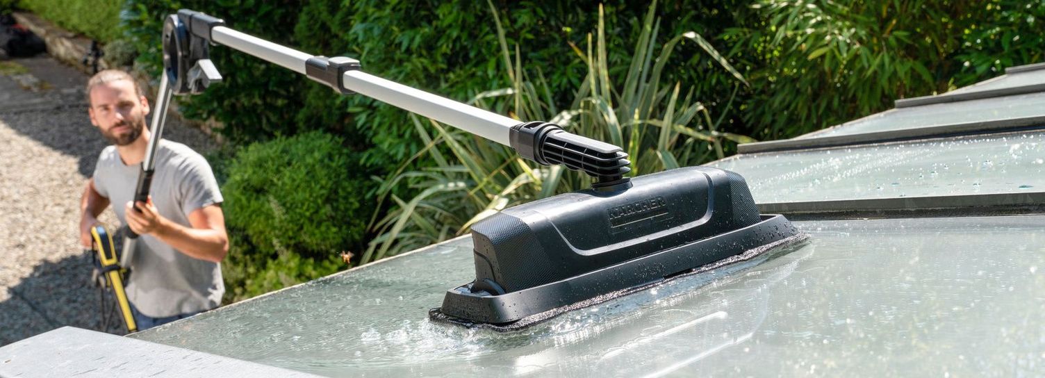 Man cleans his conservatory roof with the help of a Kärcher telescopic jet pipe