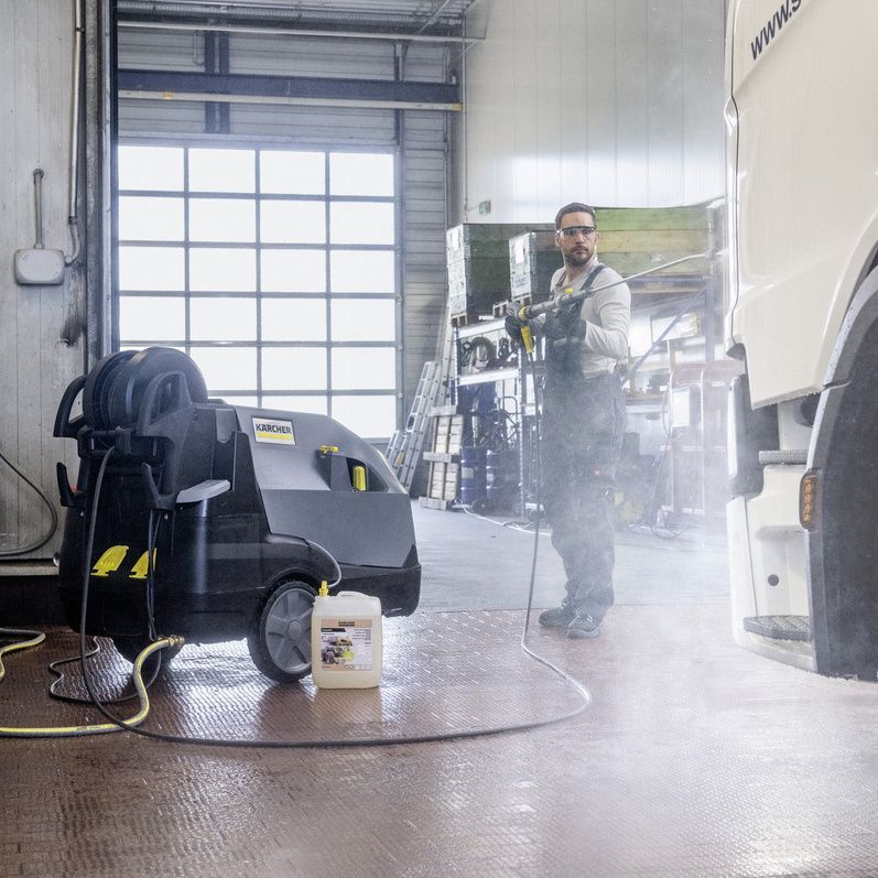the alkaline high-pressure detergent from Kärcher is made from renewable ingredients