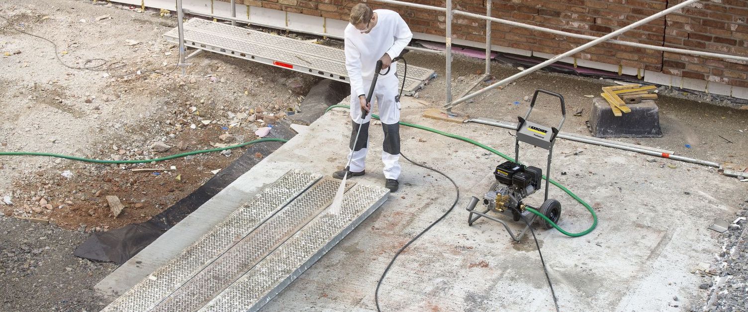Cleaning scaffolding A person is scaffolding cleaning with a Kärcher High-Pressure Cleaner