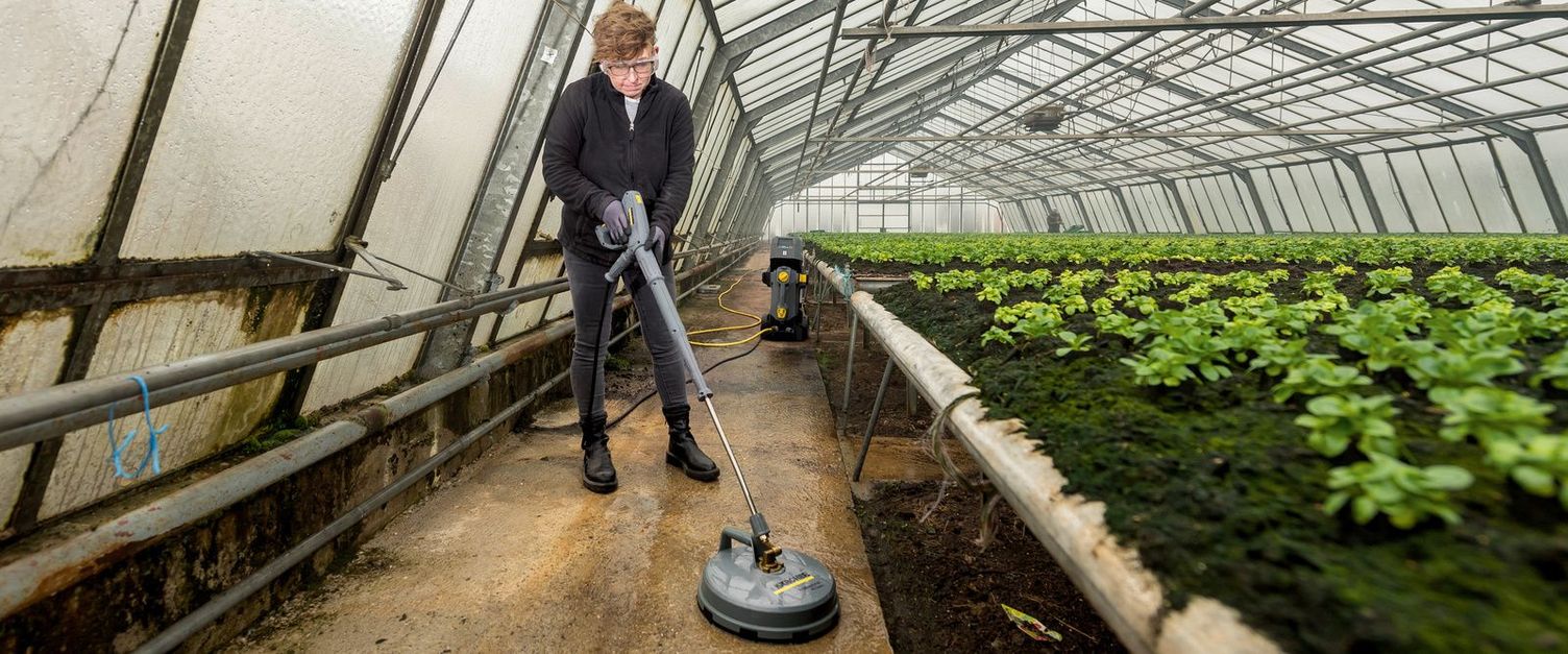 Kärcher: Cleaning a greenhouse using surface cleaner
