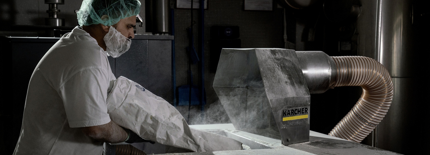 An extraction system removes flour dust in food production