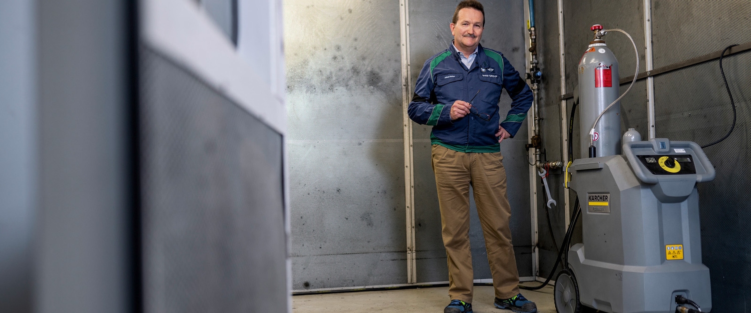 Alfred Weber BWM group next to the Kärcher dry ice cleaner