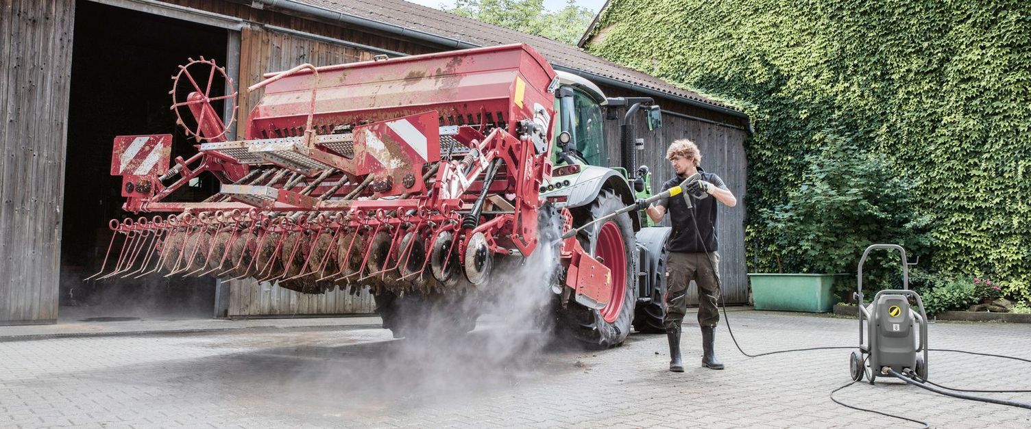 Kärcher: Cleaning agricultural machinery