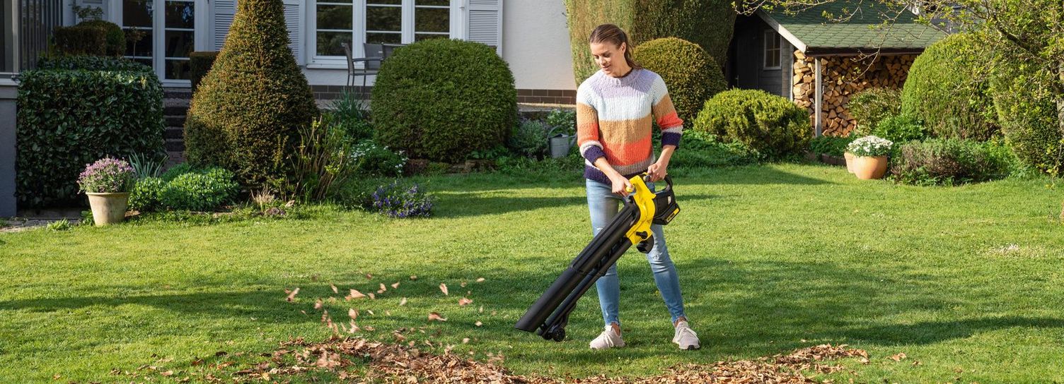 Clearing leaves with a Kärcher leaf blower and blower vac