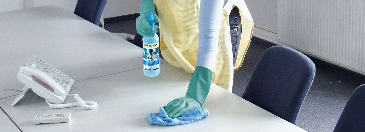 Manual cleaning in the office