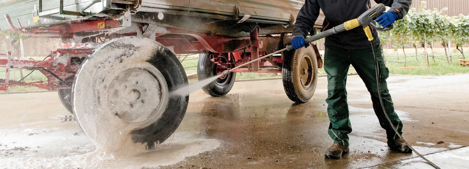 Cleaning machines with a high-pressure cleaner