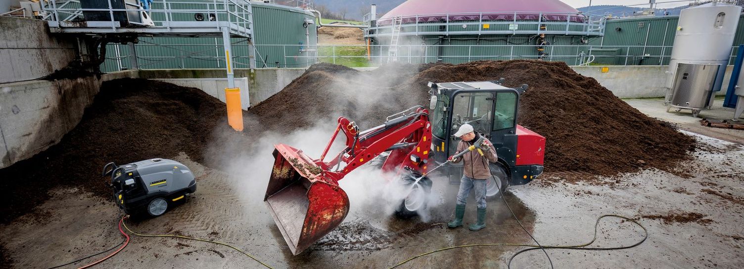 Cleaning machines with a pressure washer