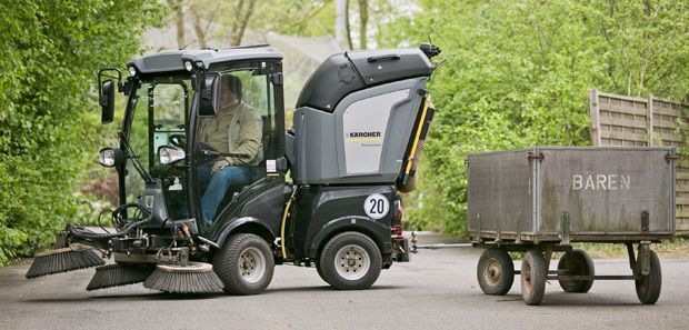 Kärcher Municipal WRS 200 implements in use Kärcher Municipal WRS 200 implements in use