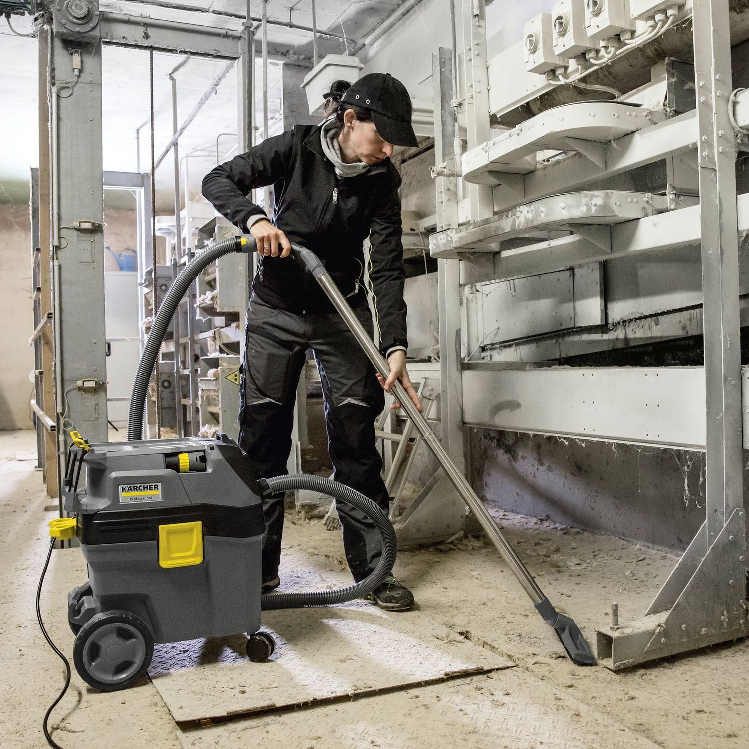 Poultry house cleaning with a wet/dry vacuum cleaner Poultry house cleaning with a Kärcher wet/dry vacuum cleaner
