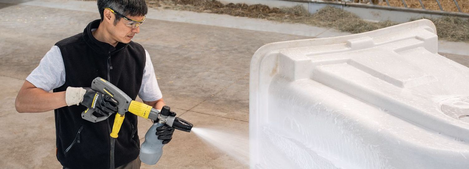Barn cleaning and disinfection with a high pressure cleaner and detergent Barn cleaning and disinfection with a high pressure cleaner and detergent