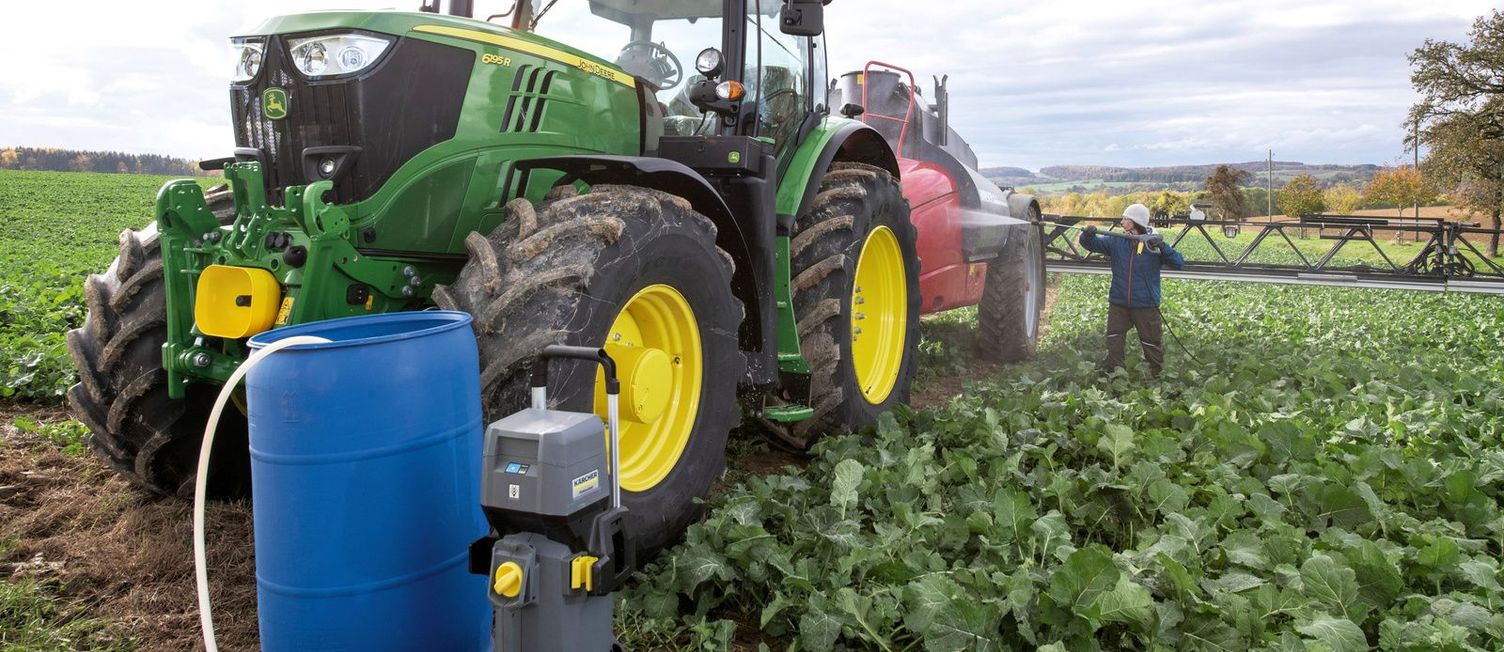 Cleaning a field sprayer in the field with a battery powered cold water pressure washer Cleaning a field sprayer in the field with a battery powered cold water pressure washer