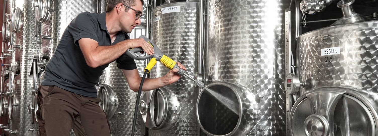 Cleaning stainless steel tanks in wine cellars