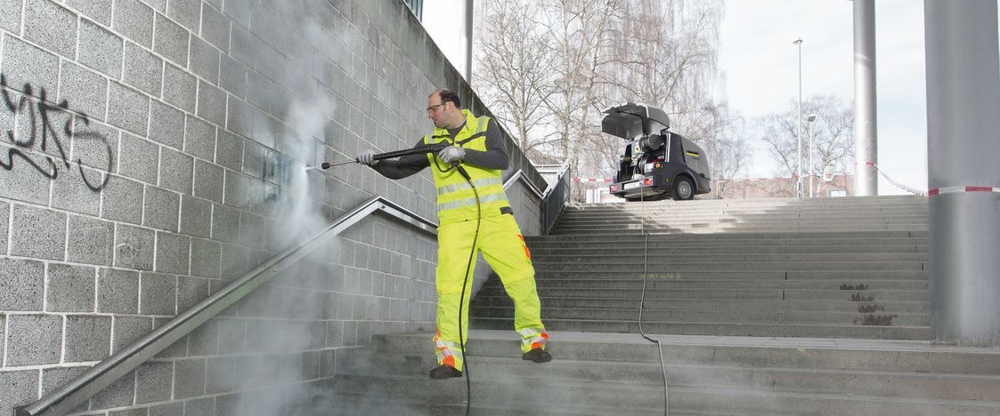 Cleaning with a hot water high-pressure cleaner Cleaning with a Kärcher hot water high-pressure cleaner