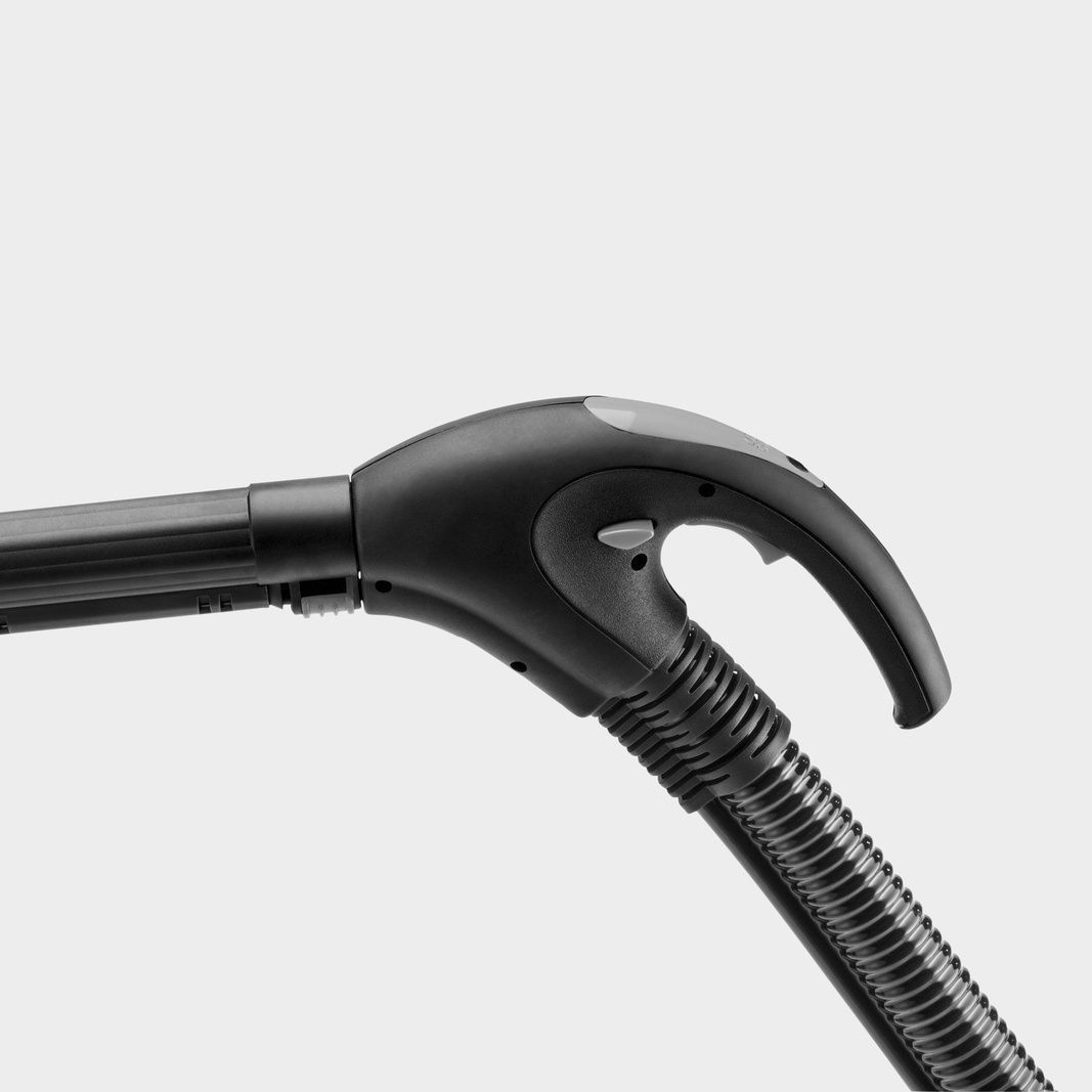Ergonomic handle on the Kärcher SV 7 with integrated suction and steam control.