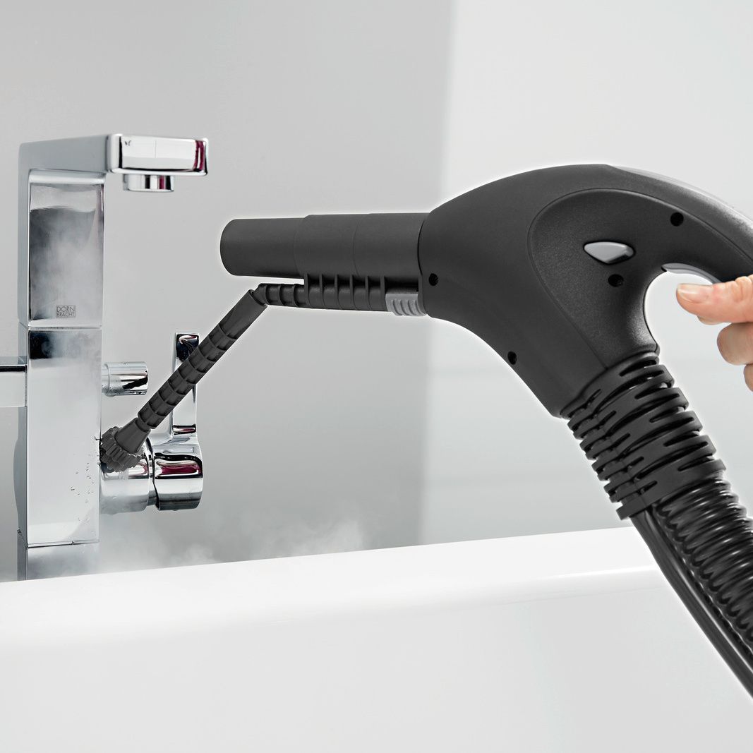 The Kärcher SV 7 point jet nozzle hygienically cleans the build-up of limescale on bathroom fittings with hot water steam.