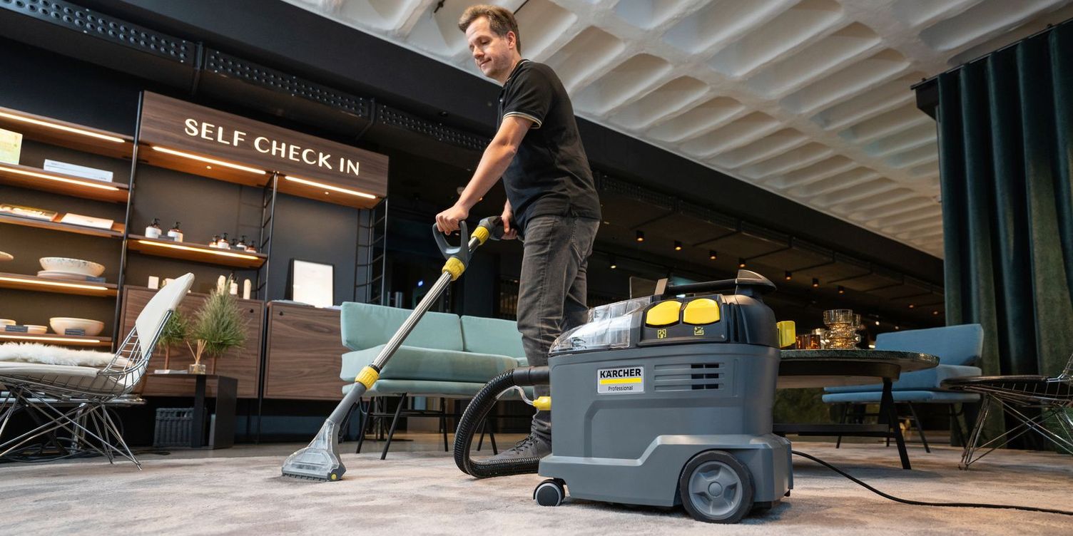 Carpet cleaning in the hotel lobby Carpet cleaning in the hotel lobby