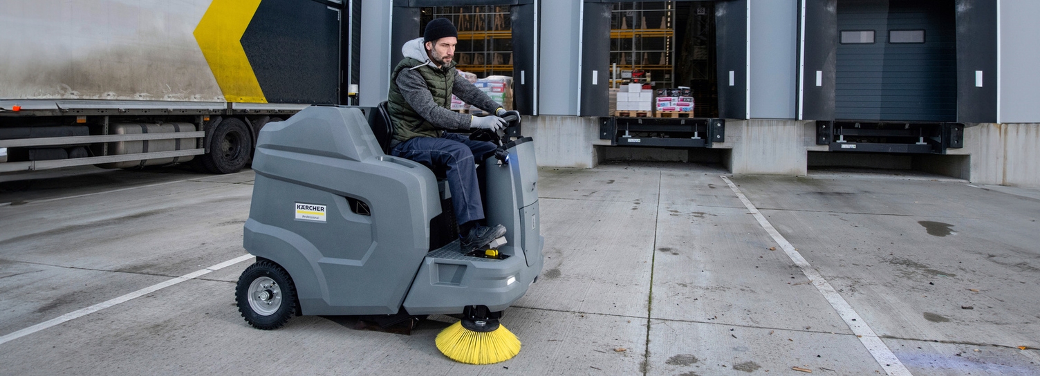 Cleaning before delivery with the ride-on sweeper Cleaning before delivery with the ride-on sweeper