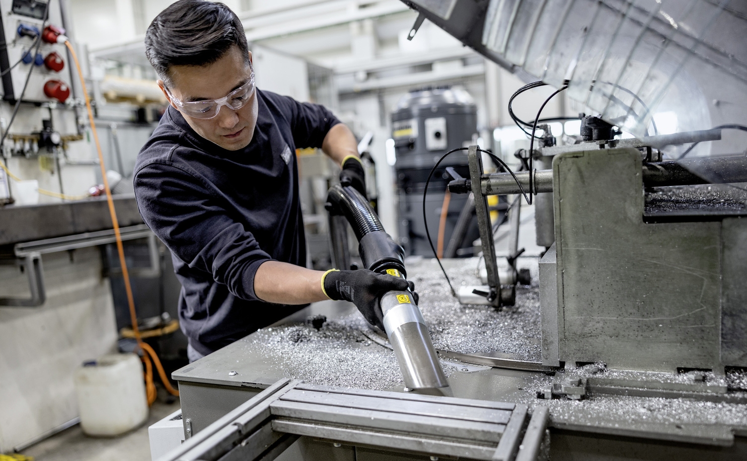 A man cleans a work area with a Kärcher dry ice blaster