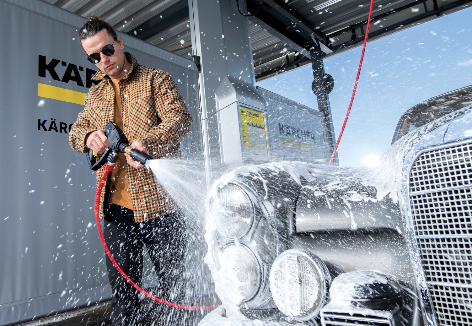 Washing Tools cleaning a car Washing Tools cleaning a car