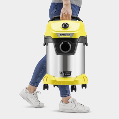 Person carrying the Kärcher battery-powered wet and dry vacuum cleaner
