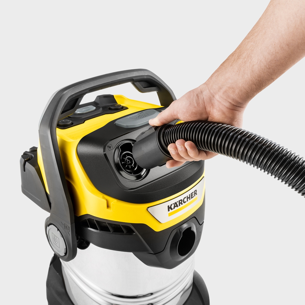 Person using blower function of Kärcher wet and dry vacuum cleaner