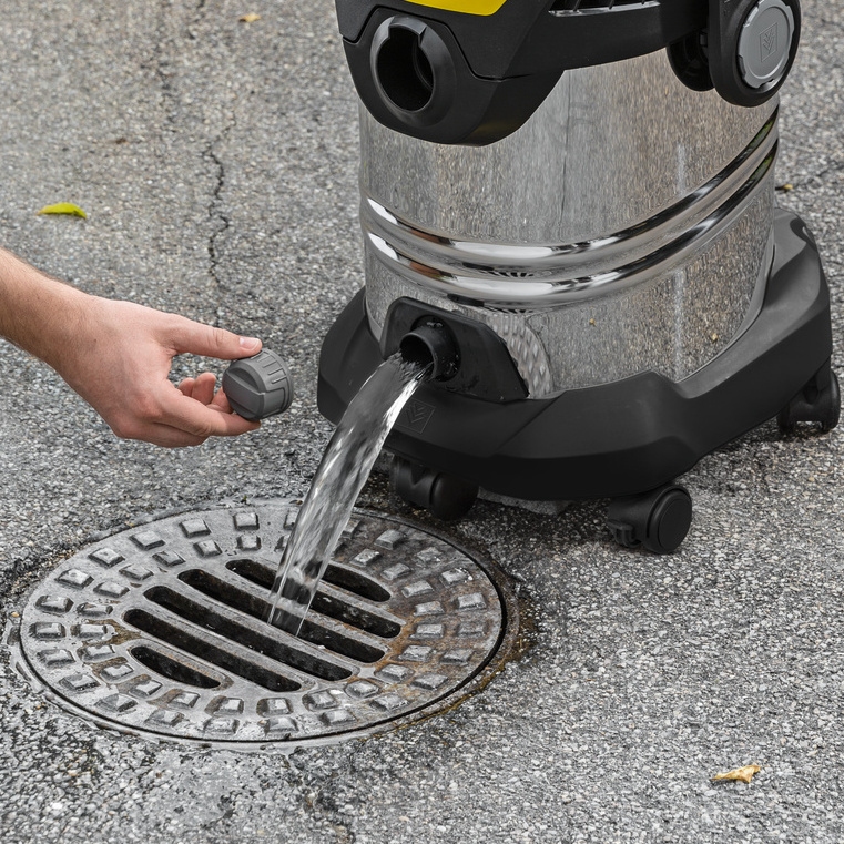 Person emptying the Kärcher wet and dry vacuum cleaner