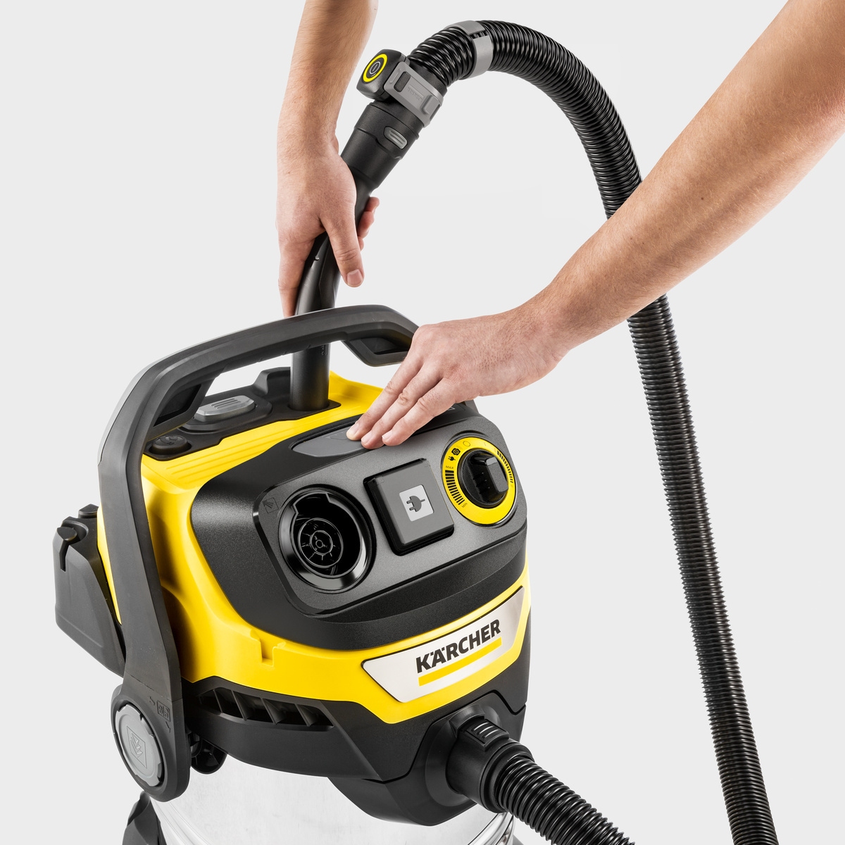 Person removing filter from a Kärcher wet and dry vacuum cleaner