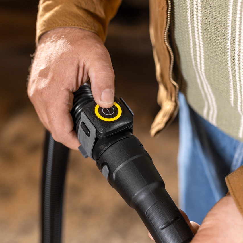 Person using 2-in-1 remote control for Kärcher wet and dry vacuum cleaner