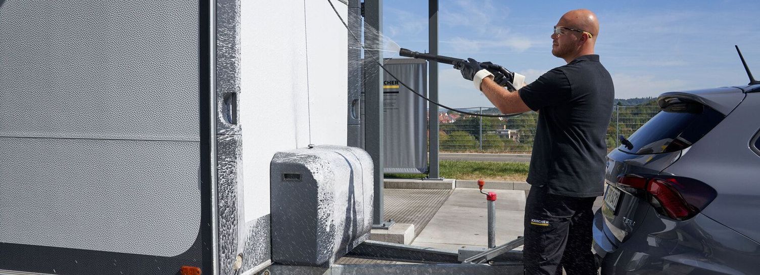 Cleaning caravans with pressure sprayer Cleaning caravans with pressure sprayer