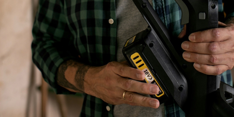 Exchanging the 18 V battery of the weed remover