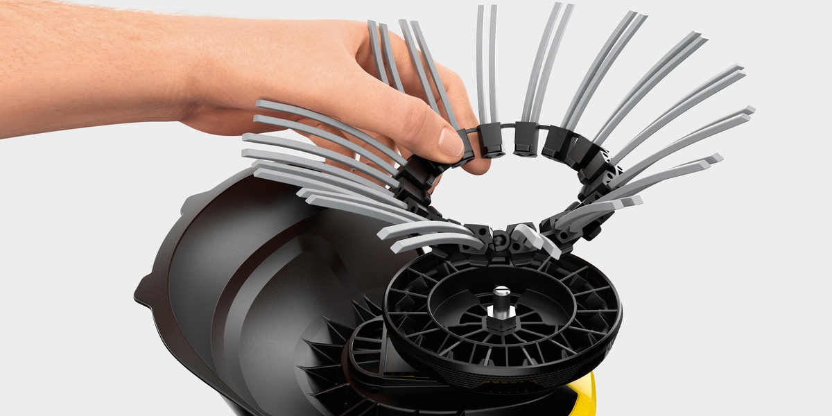 Bristle for weed remover is changed without tools