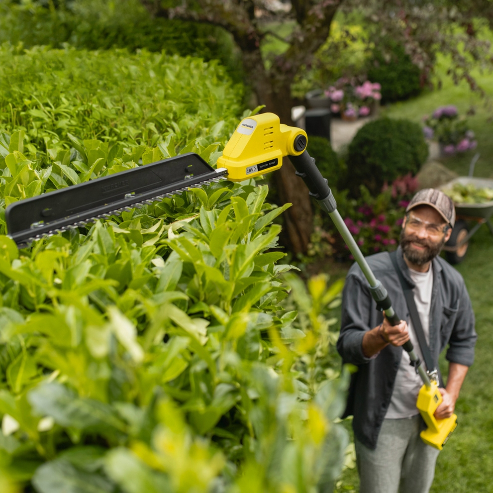 Usage of the hedge broom of the Kärcher battery pole hedge trimmer