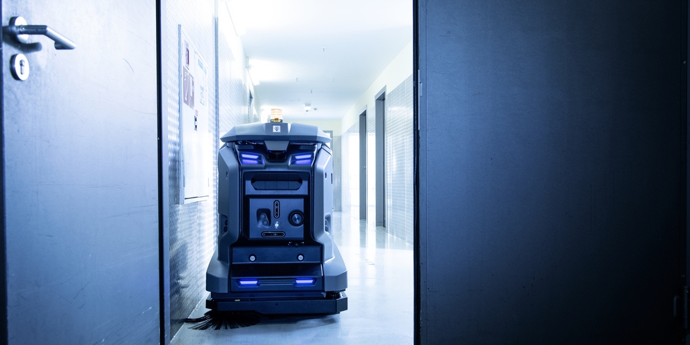 Autonomous cleaning with the scrubber-dryer robot KIRA B 50